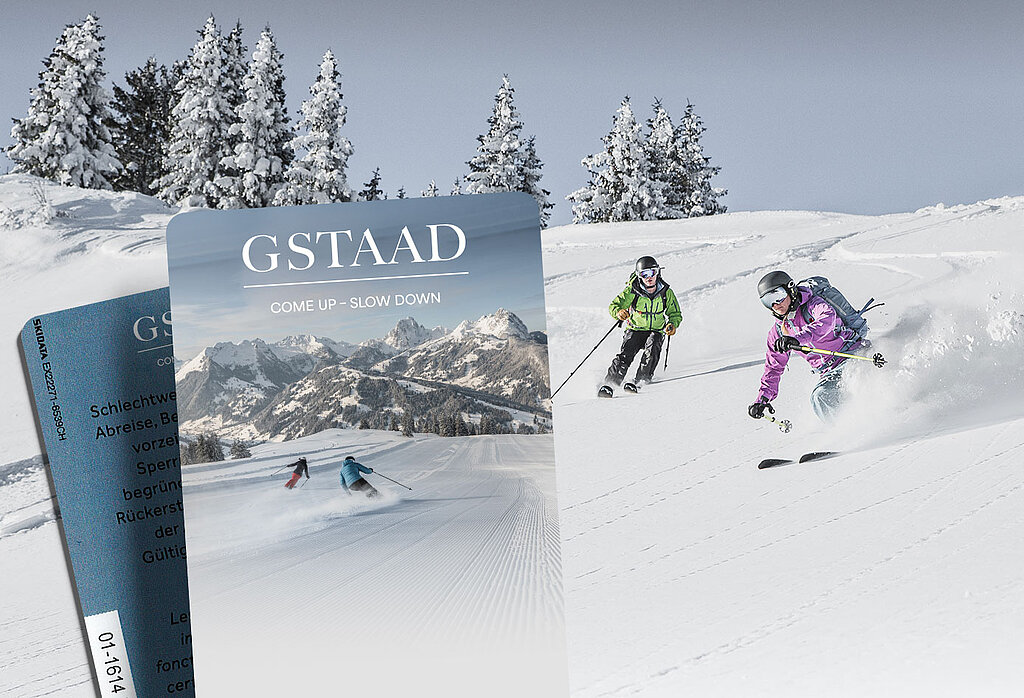 <p>Zwei Skifahrer auf der Abfahrt durch Pulverschnee. Im Hintergrund verschneite Tannen. Im Vordergrund zwei Keycards Skidatenträger mit dem Gstaad Logo und einem Bild einer Skipiste mit Bergpanorama und zwei Skifahrern.</p>