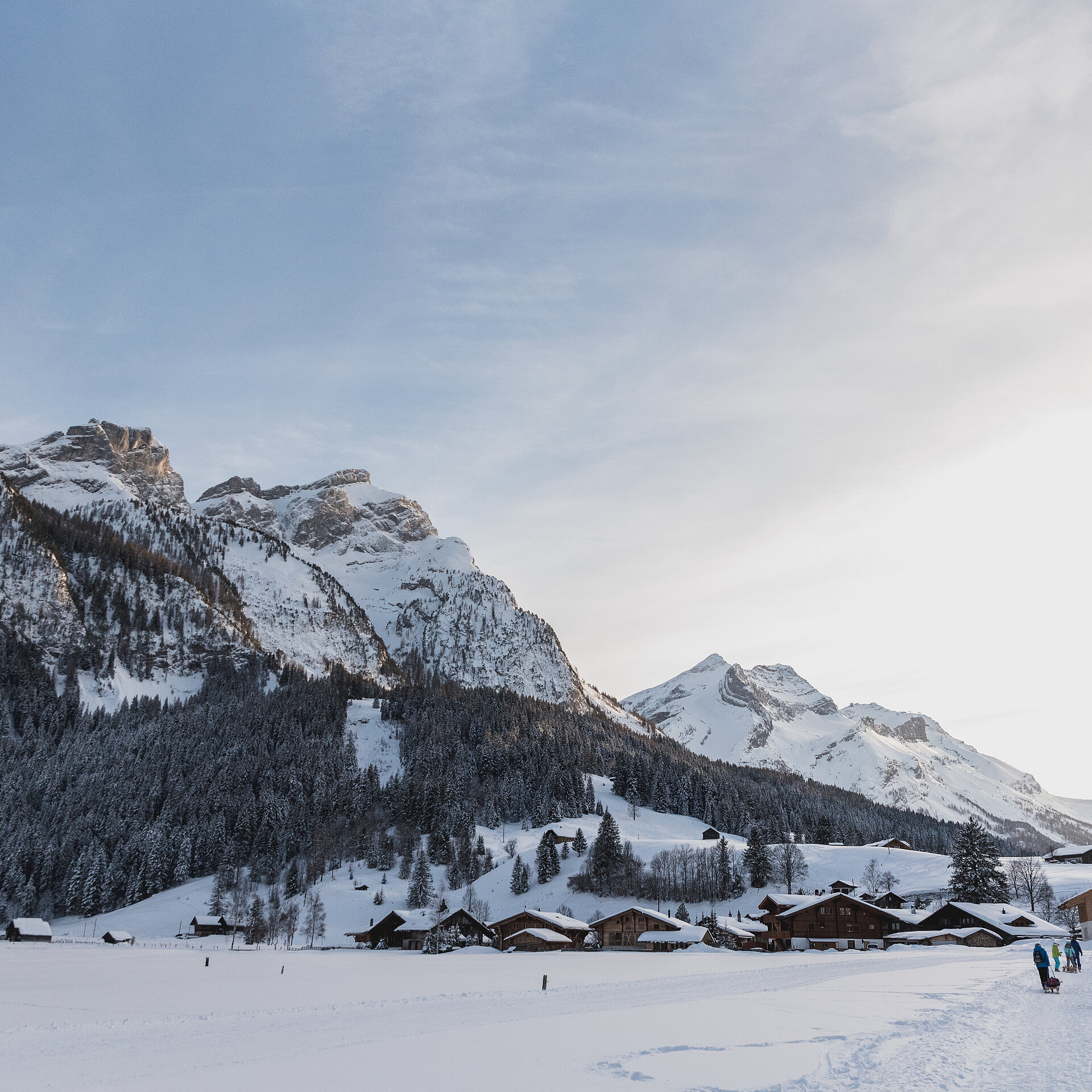 <p>Schneebedeckte Landschaft von Gsteig mit Menschen und Schlitten.</p>