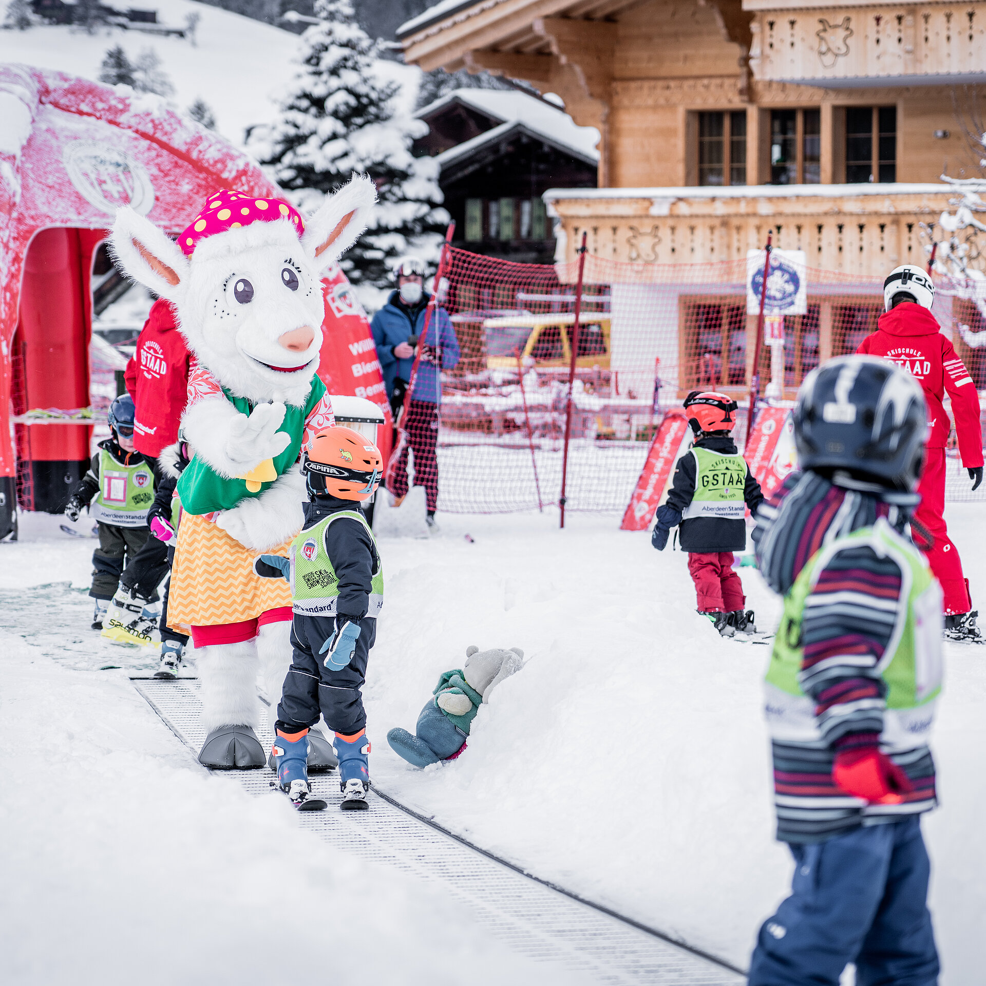 <p>Saani mit Kindern im Snowpark.</p>