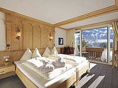 Doppelbett in einem Hotel mit Bergaussicht.