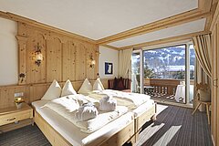  Double bed in a hotel with a mountain view.