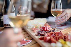 Die Fleisch und Käse Platte mit einem guten Glas Wein geniessen.