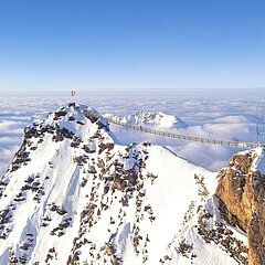 Photo panoramique prise depuis Glacier3000, offrant une vue imprenable sur la Suisse romande.