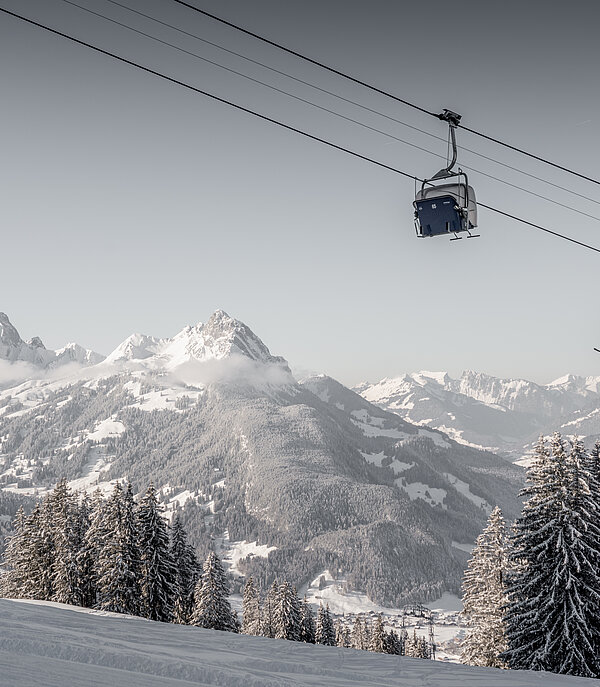 Gondelbahn Saanersloch Sessellift Horneggli im Winter.