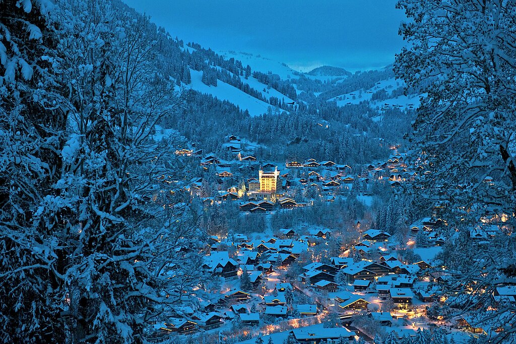 <p>Blick auf das verschneite Dorf Gstaad, in der Mitte das Gstaad Palace.</p>