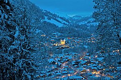 Blick auf das verschneite Dorf Gstaad, in der Mitte das Gstaad Palace.