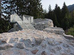 Ein Bild von einer kaputten Mittelalterburg in einem Wald.