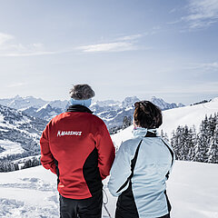 Brigitte und Bruno Hammer blicken auf das verschneite Saanenland.