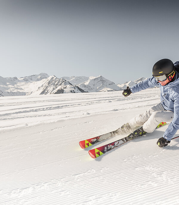 <p>Der ehemalige Skirennfahrer Mike von Grünigen fährt eine Kurve auf einer frisch präparierten Piste.</p>