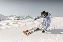 Der ehemalige Skirennfahrer Mike von Grünigen fährt eine Kurve auf einer frisch präparierten Piste.