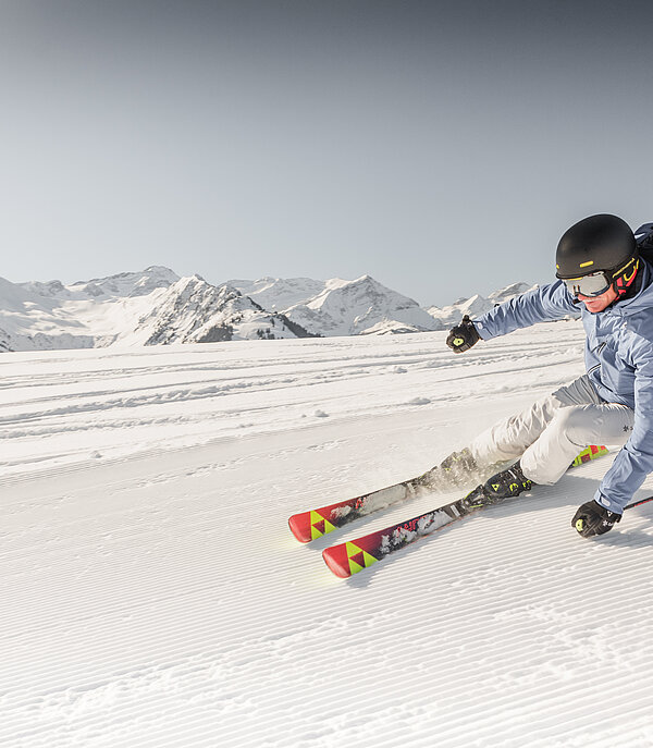 Der ehemalige Skirennfahrer Mike von Grünigen fährt eine Kurve auf einer frisch präparierten Piste.
