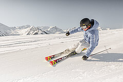Der ehemalige Skirennfahrer Mike von Grünigen fährt eine Kurve auf einer frisch präparierten Piste.