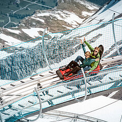 Deux personnes s’amusent à bord de l’Alpine Coaster du Glacier&nbsp;3000.