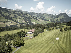Weitläufiger Golfplatz oberhalb von Saanenmöser.