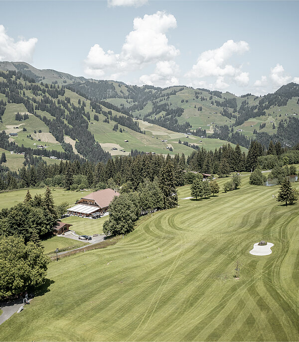 Extensive golf course above Saanenmöser.