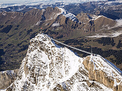 L'accent est mis sur le Peak Walk, qui relie deux sommets par un pont suspendu.&nbsp;