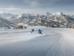 Skifahren auf einer schönen Skipiste am Gfell mit Blick ins Tal