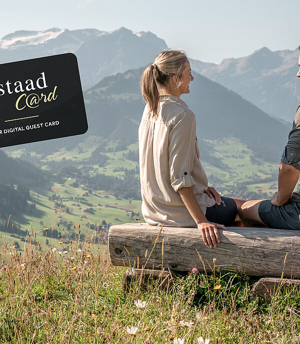 Couple on a wooden bench with a view of the Saanenland