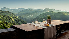 Ein voll gedeckter Tisch mit Aussicht auf Berge