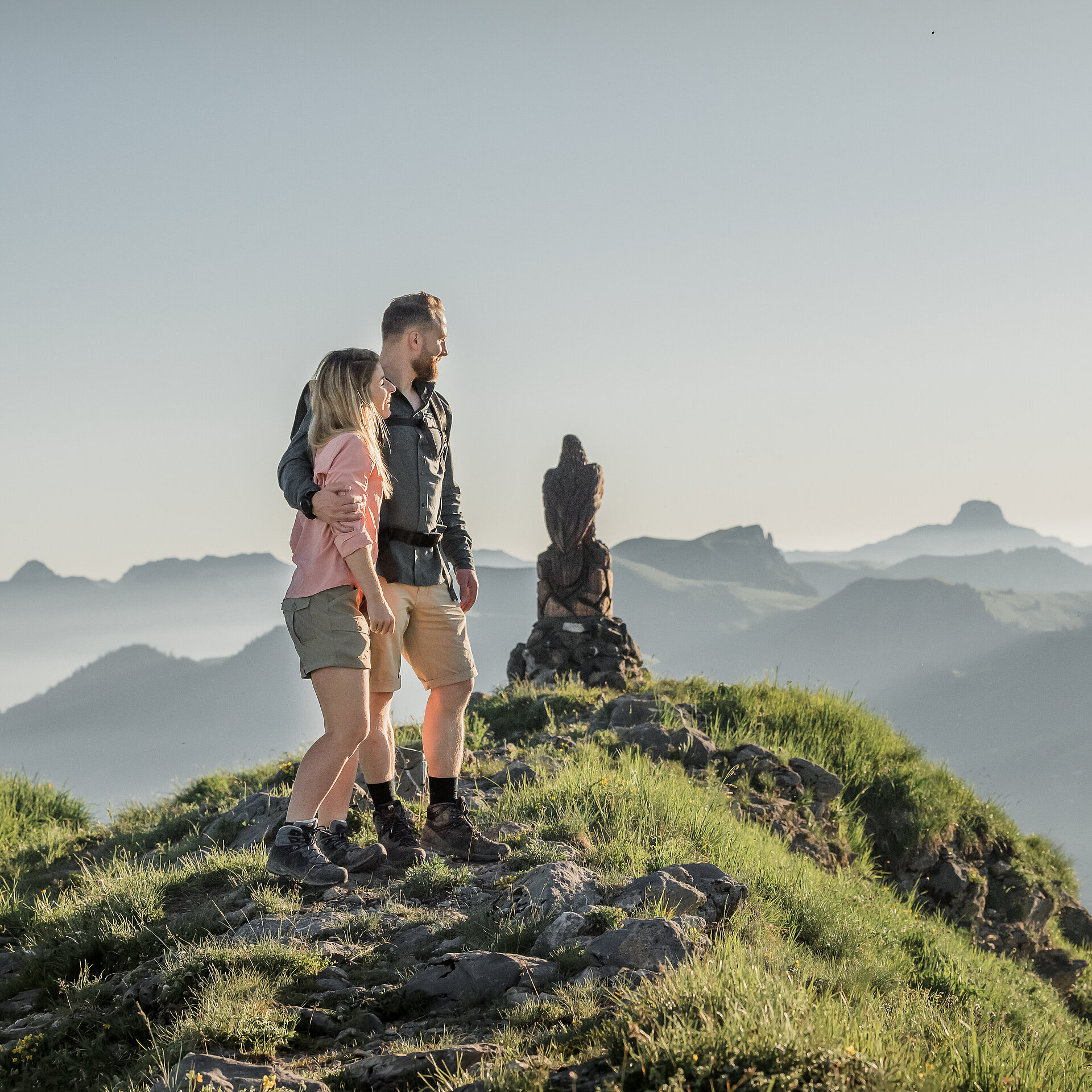 <p>Ein Paar, welches auf dem Rinderberg steht und den Sonnenuntergang betrachtet.</p>