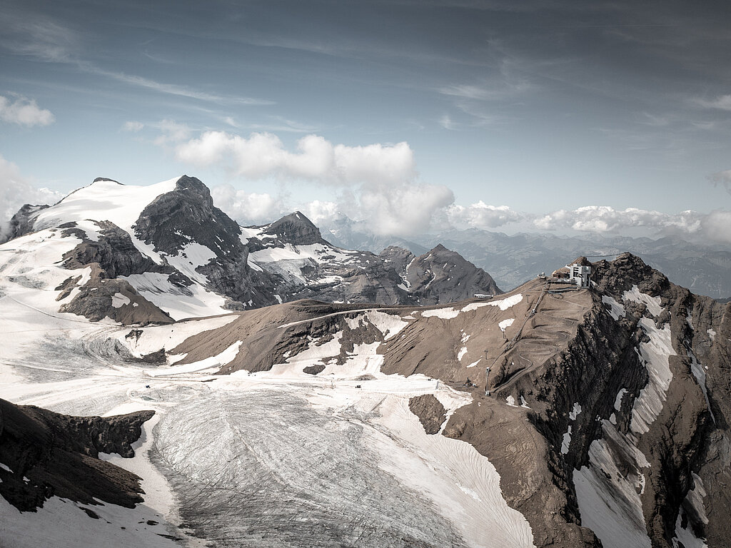 <p>Glacier3000 mit Weitsicht auf die Berge und Waadtländer Alpen.</p>