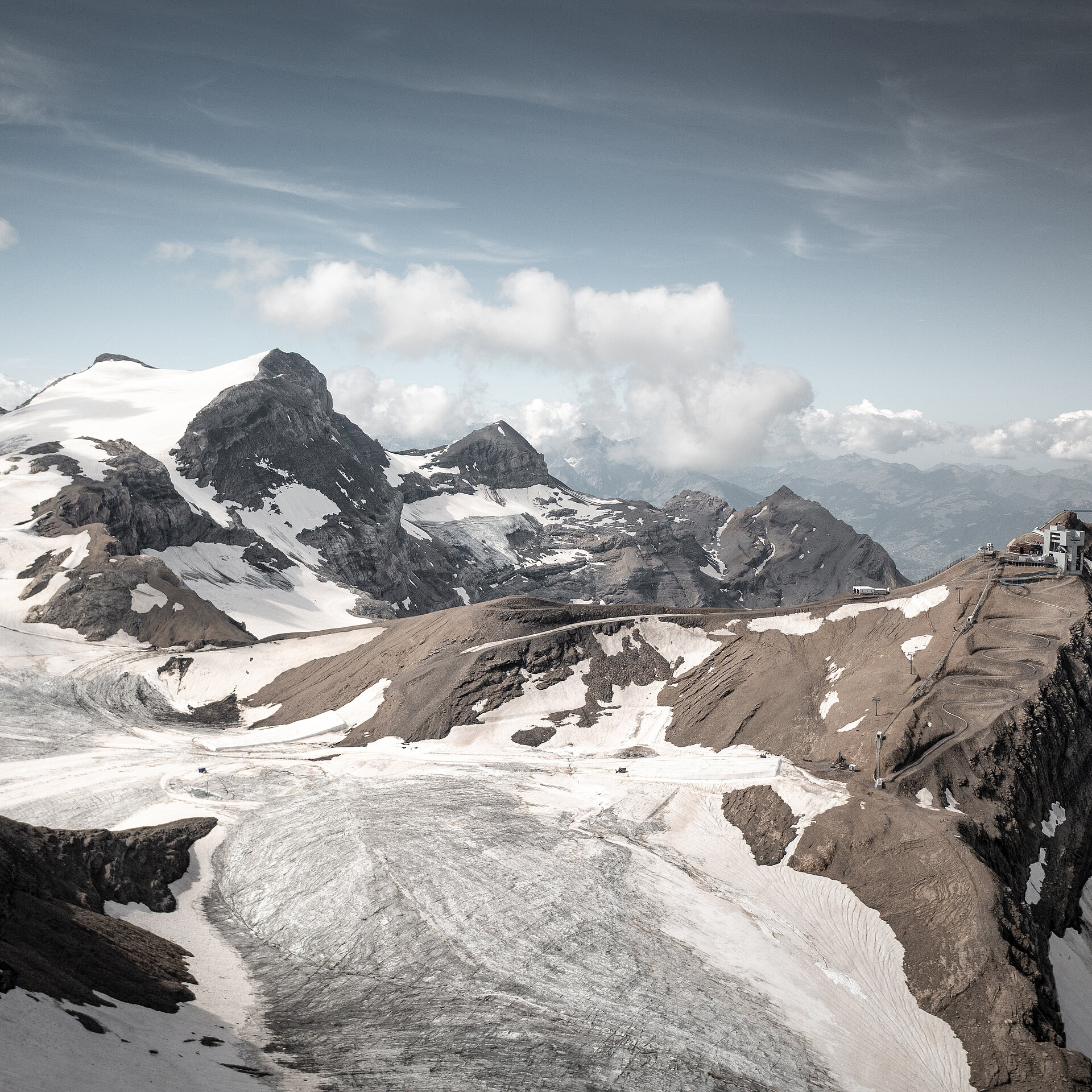 <p>Glacier3000 mit Weitsicht auf die Berge und Waadtländer Alpen.</p>