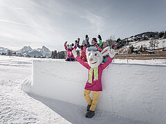 Saani Maskottchen mit Kindern im Lernpark.