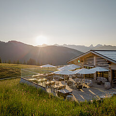 Eggli Lounge im Sommer mit Blick in einen schönen Sonnenuntergang
