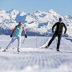 Two people cross-country skiing on Glacier3000.