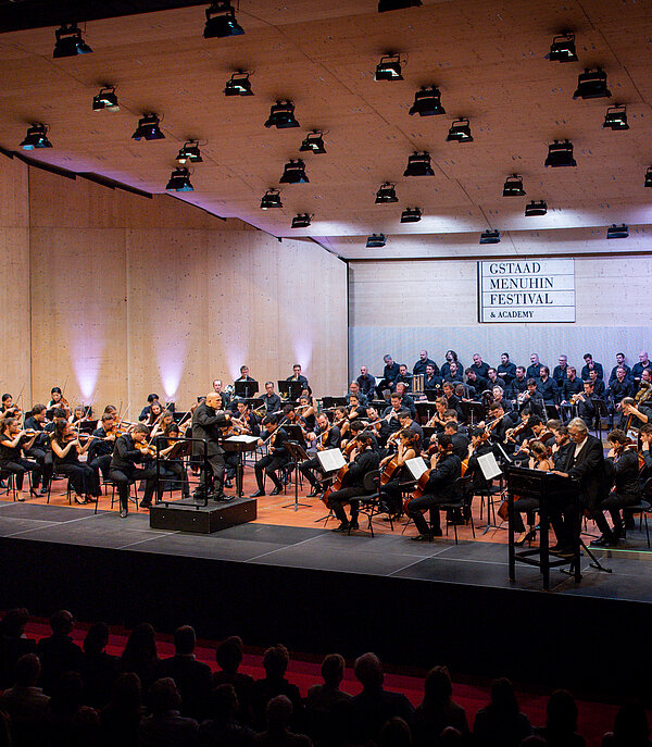 Ein Orchester spielt am Menuhin Festival Gstaad in Gstaad.