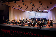 Ein Orchester spielt am Menuhin Festival Gstaad in Gstaad.