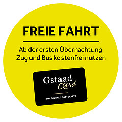 Gelber Punkt mit schwarzem Text «Freie Fahrt - ab der ersten Übernachtung Zug und Bus kostenfrei nutzen» sowie schwarz-weiss-goldiges Gstaad Card Logo.