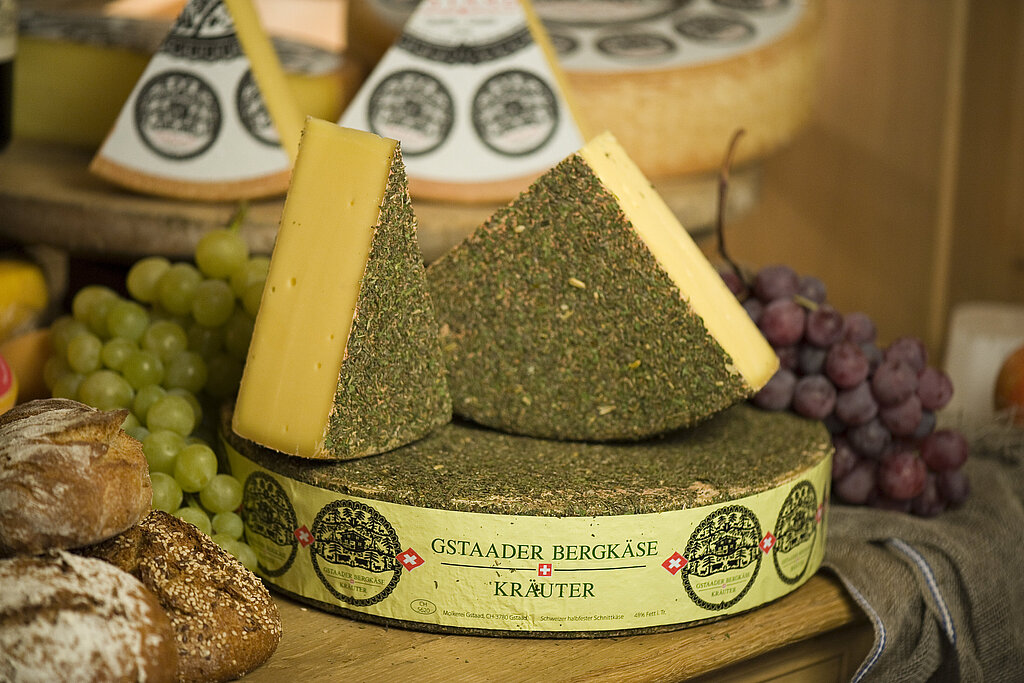 <p>Délicieux fromage de montagne de Gstaad aux herbes.</p>
