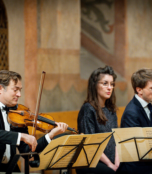 Vier Musiker eines Orchesters spielen in der Kirche Saanen am Sommets Musicaux de Gstaad.
