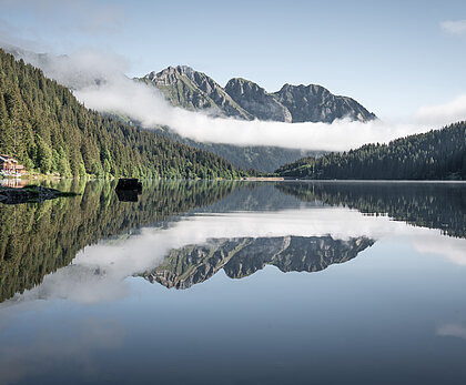 Glatter Arnensee im Herbst mit Blick auf Staldenfluh und Spiegel der Berge im See