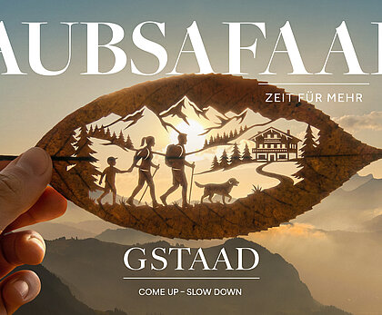Werbesujet «LAUBSAFAARI» mit Gstaad Logo: ausgeschnittenes Blatt mit Wandernden, Chalet und Berglandschaft in den Schweizer Alpen der Ferienregion Gstaad.
