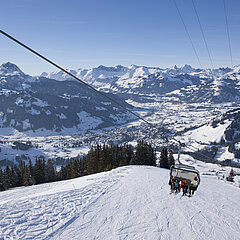  Télésiège avec vue sur la région touristique de Gstaad