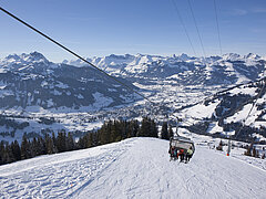 Sesselbahn mit Ausblick auf die Ferienregion Gstaad