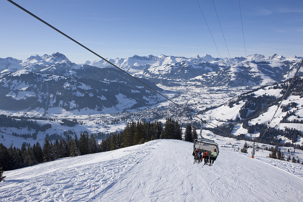 <p>Sesselbahn mit Ausblick auf die Ferienregion Gstaad</p>