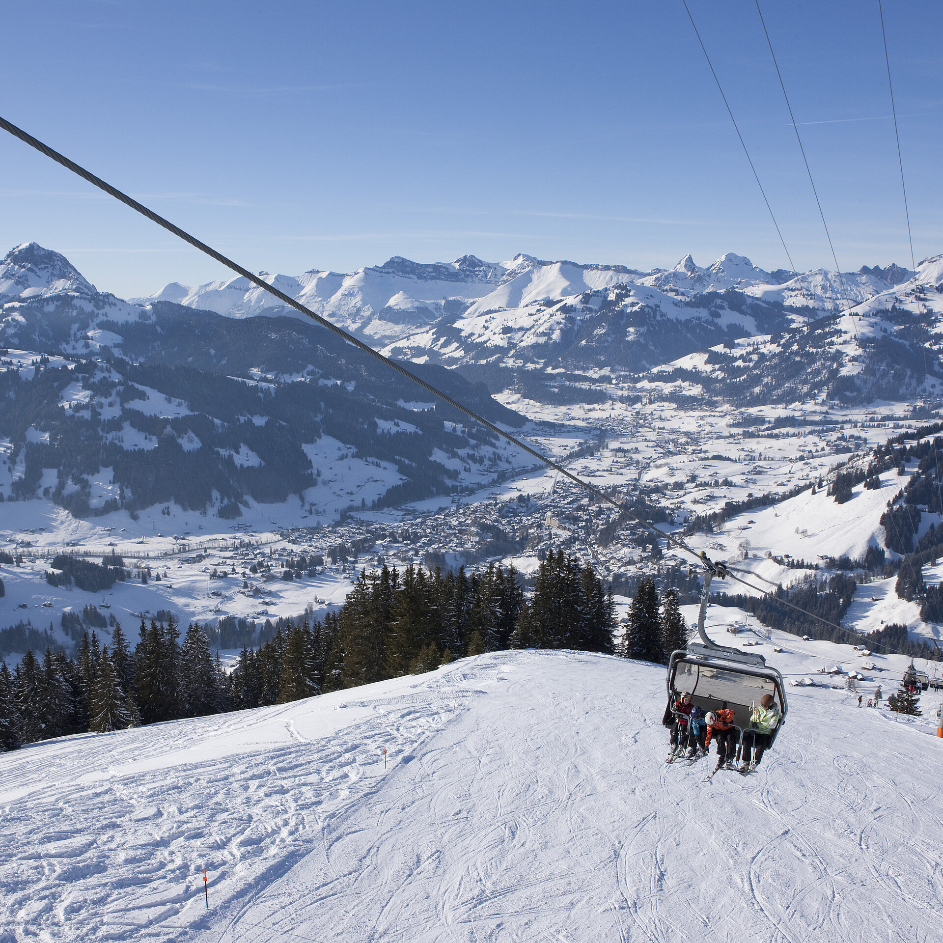 <p>Sesselbahn mit Ausblick auf die Ferienregion Gstaad</p>