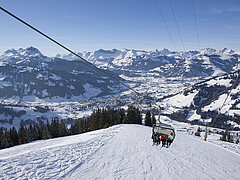 Sesselbahn mit Ausblick auf die Ferienregion Gstaad