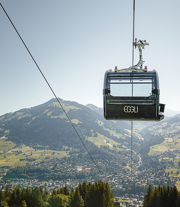 Gondelbahn Eggli mit Blick aufs Dorf Gstaad