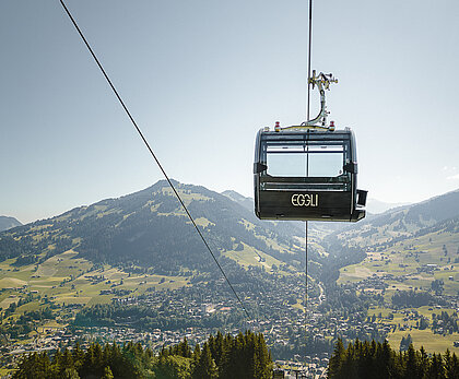 Gondelbahn Eggli mit Blick aufs Dorf Gstaad