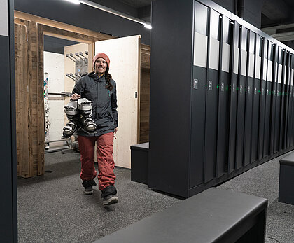 Frau läuft durch das Skidepot