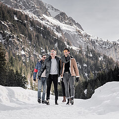 Vier Personen auf dem Winterwanderweg zum Lauenensee.