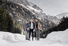 Vier Personen auf dem Winterwanderweg zum Lauenensee.