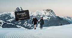 Paar auf Holzbank mit Blick ins Saanenland