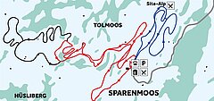 Das Bild ist eine Karte von Sparenmoos bei dem die verschiedenen Langlaufloipen die es gibt aufgeführt sind. Aufgezeichnet sind 3 Routen. Eine Schwarze, Rote und Blaue.