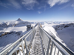Glacier3000 mit Peak Walk Brücke und Weitsicht über die Berge.