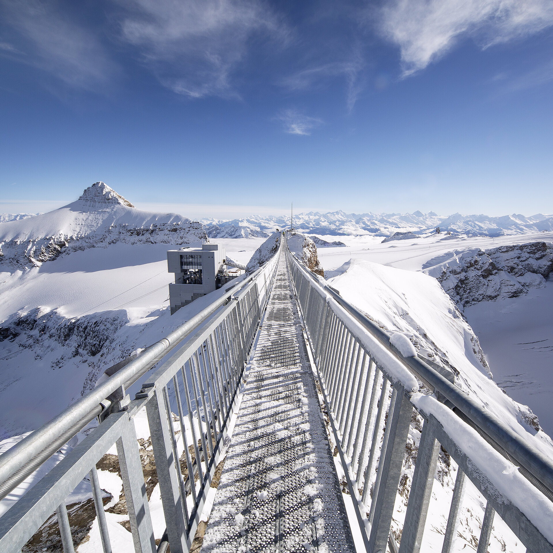 Glacier3000 mit Peak Walk Brücke und Weitsicht über die Berge.